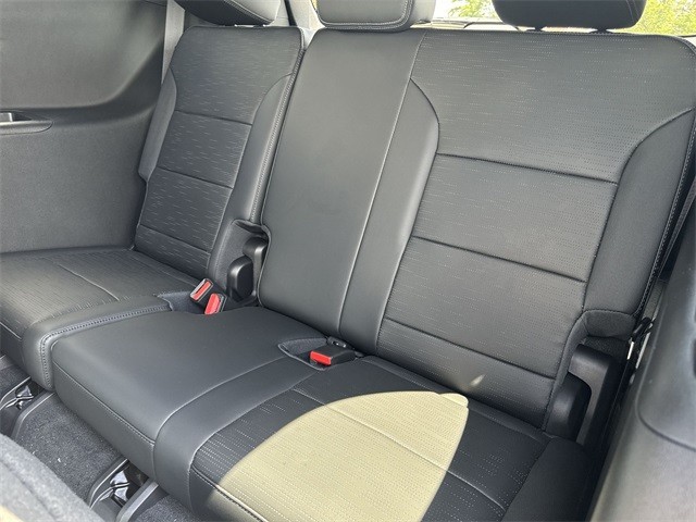 Buick Enclave Vehicle Full-screen Gallery Image 23