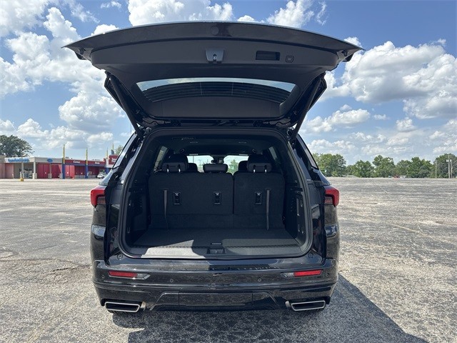 Buick Enclave Vehicle Full-screen Gallery Image 24