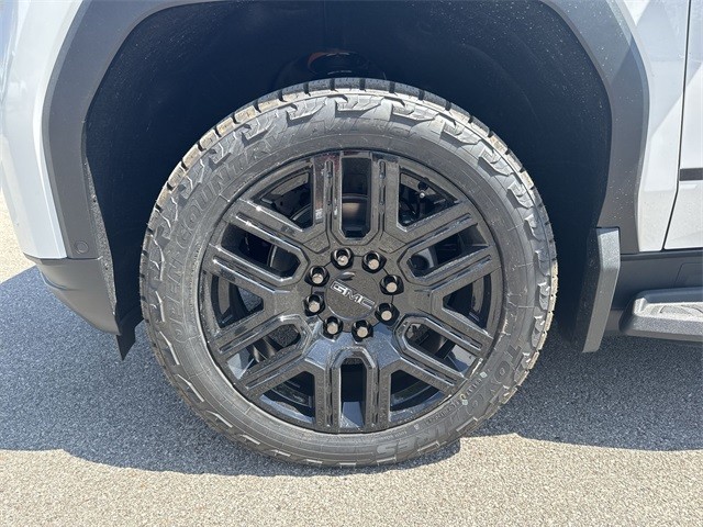 GMC Sierra EV Vehicle Full-screen Gallery Image 10