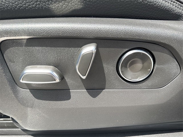 GMC Sierra 1500 Vehicle Full-screen Gallery Image 12