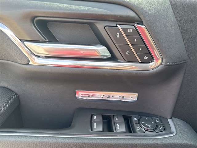 GMC Sierra 1500 Vehicle Full-screen Gallery Image 13