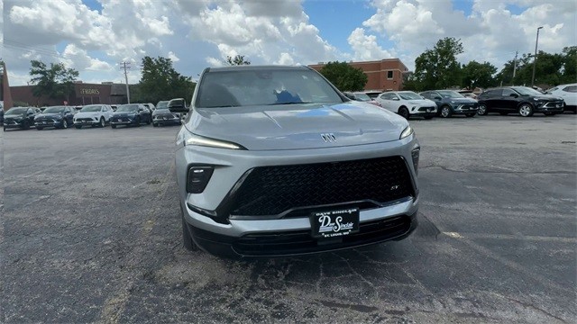 Buick Enclave Vehicle Full-screen Gallery Image 03