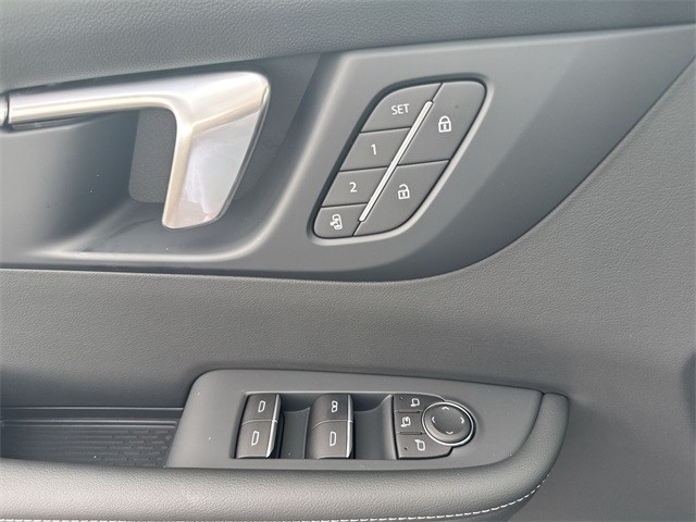 Buick Enclave Vehicle Full-screen Gallery Image 13