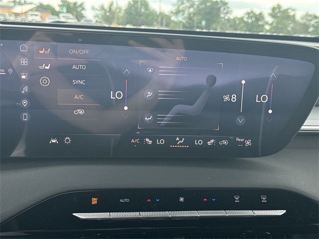 Buick Enclave Vehicle Full-screen Gallery Image 19