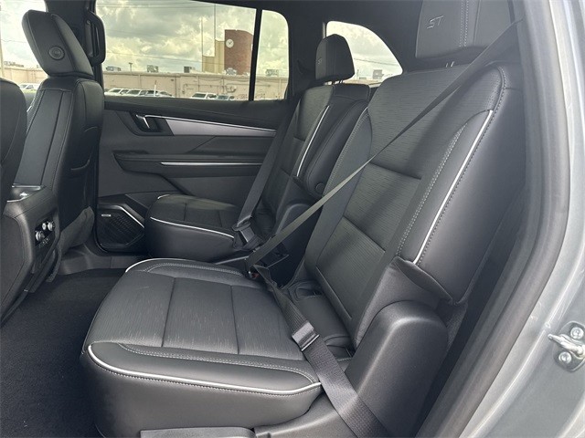 Buick Enclave Vehicle Full-screen Gallery Image 22