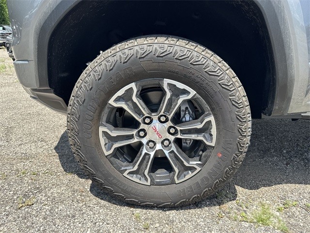 GMC Canyon Vehicle Full-screen Gallery Image 10