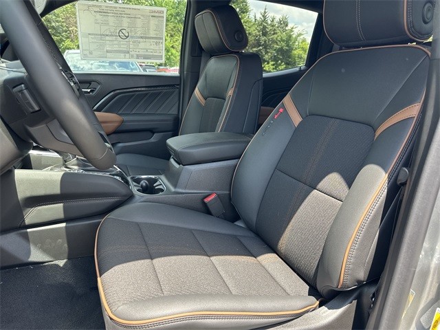 GMC Canyon Vehicle Full-screen Gallery Image 11