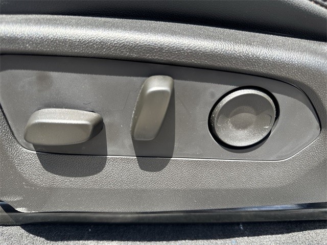 GMC Canyon Vehicle Full-screen Gallery Image 12