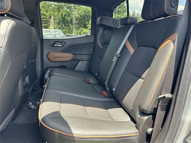 GMC Canyon Vehicle Full-screen Gallery Image 22