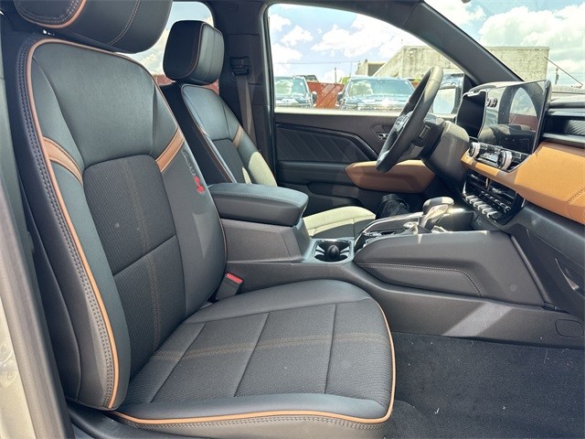 GMC Canyon Vehicle Full-screen Gallery Image 24