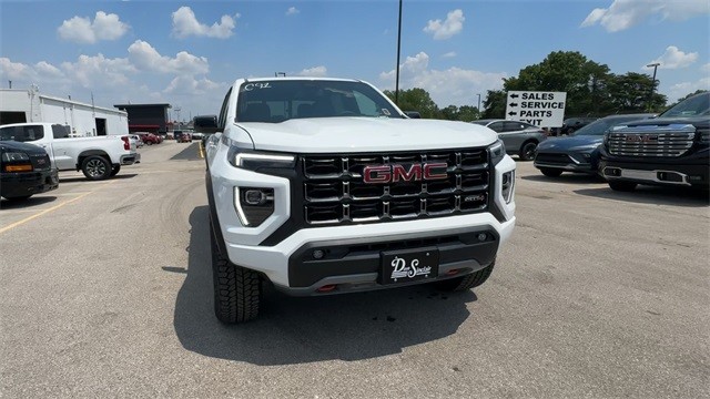 GMC Canyon Vehicle Full-screen Gallery Image 03