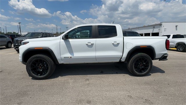 GMC Canyon Vehicle Full-screen Gallery Image 05