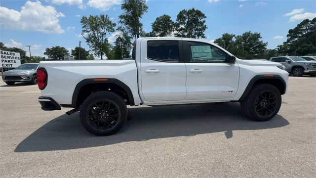 GMC Canyon Vehicle Full-screen Gallery Image 09