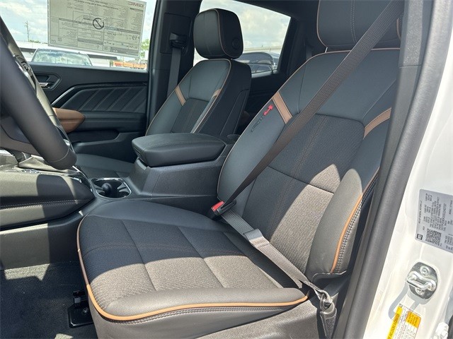 GMC Canyon Vehicle Full-screen Gallery Image 11