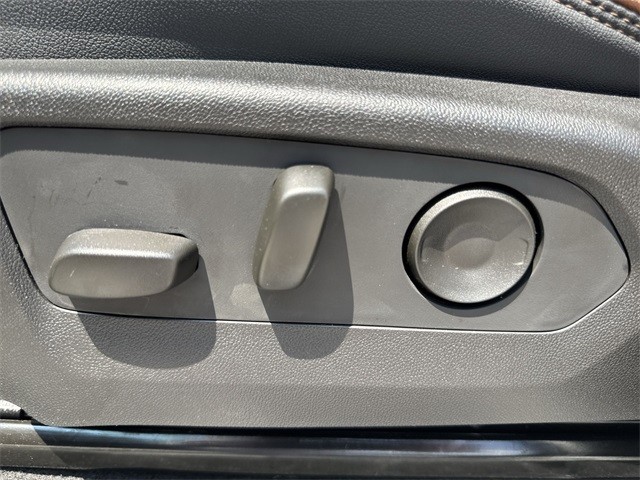 GMC Canyon Vehicle Full-screen Gallery Image 12