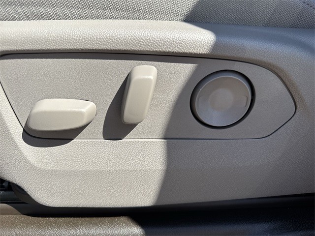 GMC Sierra 1500 Vehicle Full-screen Gallery Image 12