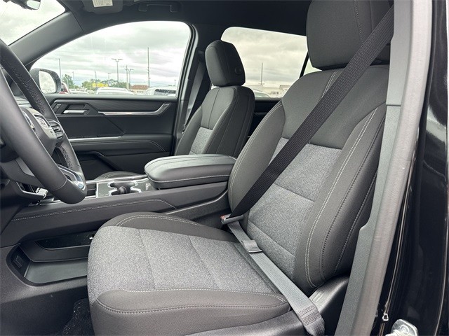 GMC Acadia Vehicle Full-screen Gallery Image 11