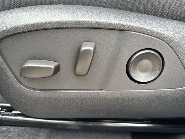 GMC Acadia Vehicle Full-screen Gallery Image 12