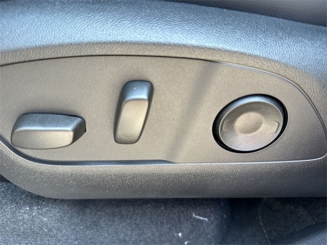 GMC Acadia Vehicle Full-screen Gallery Image 12