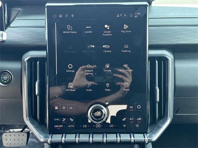 GMC Acadia Vehicle Full-screen Gallery Image 16