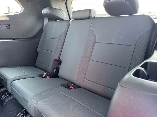 GMC Acadia Vehicle Full-screen Gallery Image 23