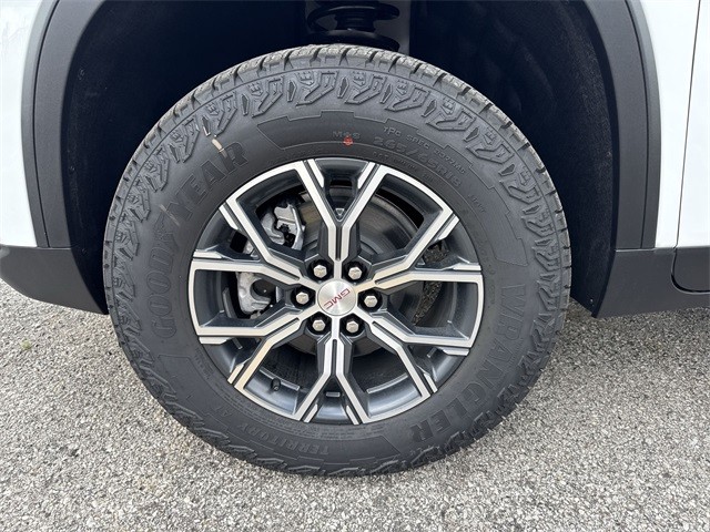 GMC Acadia Vehicle Full-screen Gallery Image 10