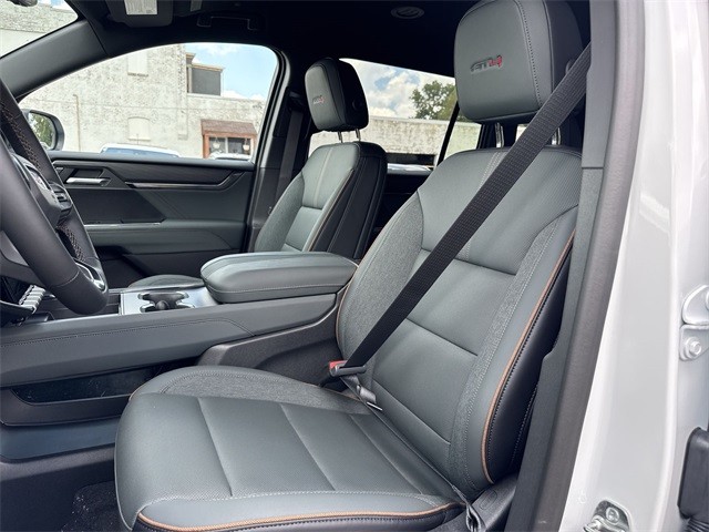 GMC Acadia Vehicle Full-screen Gallery Image 11