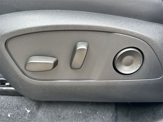 GMC Acadia Vehicle Full-screen Gallery Image 12