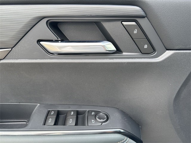 GMC Acadia Vehicle Full-screen Gallery Image 13