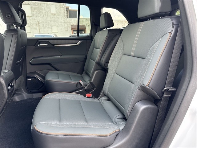 GMC Acadia Vehicle Full-screen Gallery Image 22