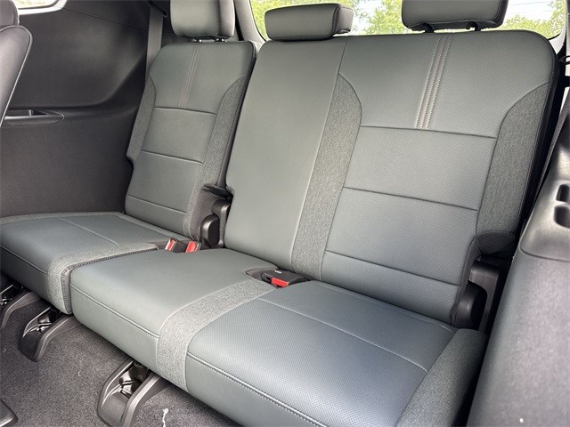 GMC Acadia Vehicle Full-screen Gallery Image 23