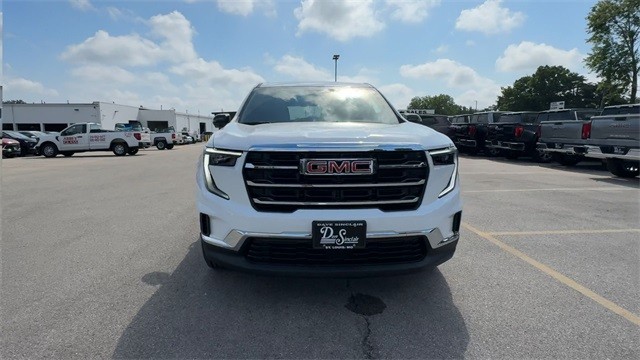 GMC Acadia Vehicle Full-screen Gallery Image 03