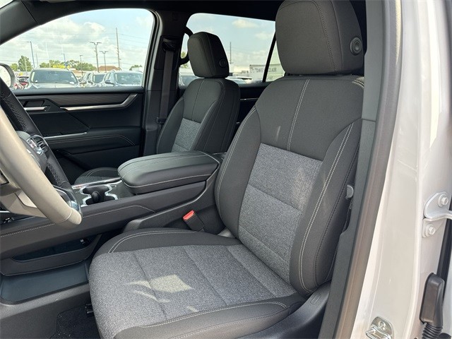 GMC Acadia Vehicle Full-screen Gallery Image 11