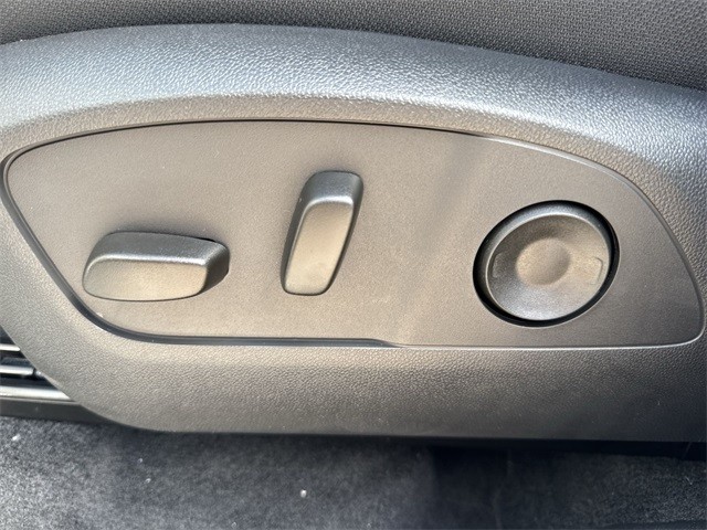 GMC Acadia Vehicle Full-screen Gallery Image 12