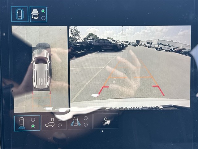 GMC Acadia Vehicle Full-screen Gallery Image 17