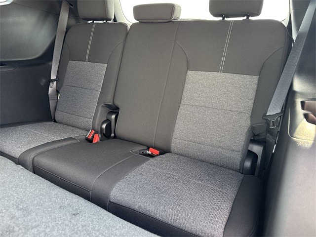 GMC Acadia Vehicle Full-screen Gallery Image 23