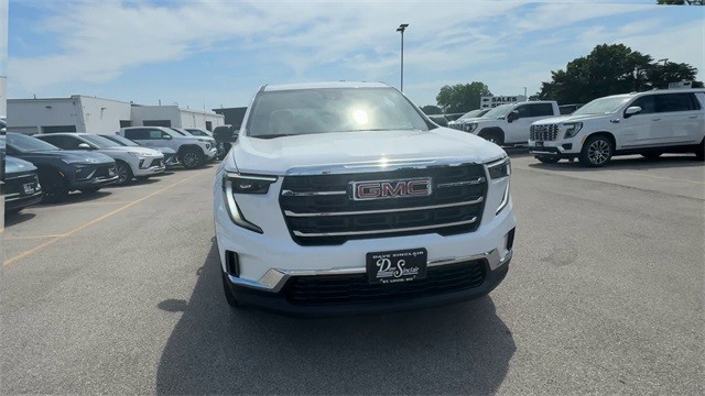 GMC Acadia Vehicle Full-screen Gallery Image 03