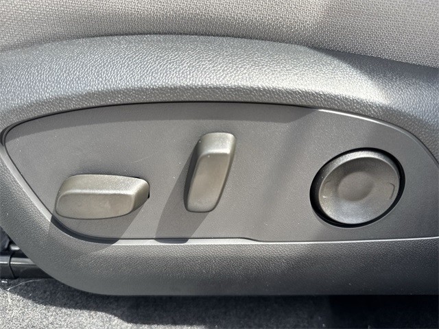 GMC Acadia Vehicle Full-screen Gallery Image 12