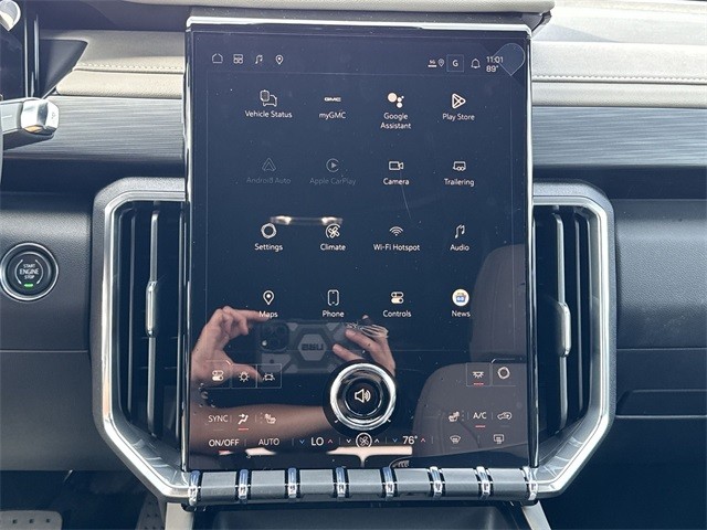 GMC Acadia Vehicle Full-screen Gallery Image 16