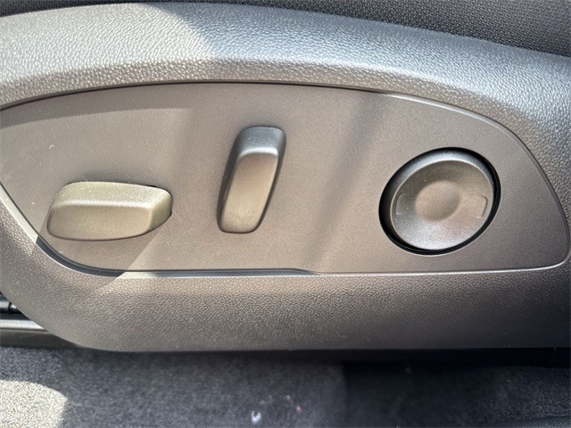 GMC Acadia Vehicle Full-screen Gallery Image 12