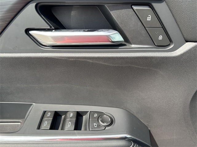 GMC Acadia Vehicle Full-screen Gallery Image 13