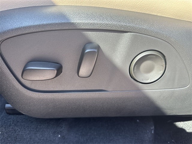 Buick Enclave Vehicle Full-screen Gallery Image 12