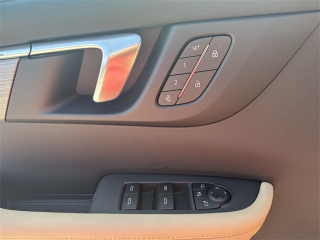 Buick Enclave Vehicle Full-screen Gallery Image 13