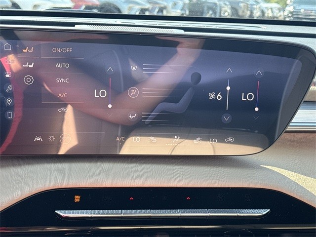 Buick Enclave Vehicle Full-screen Gallery Image 19