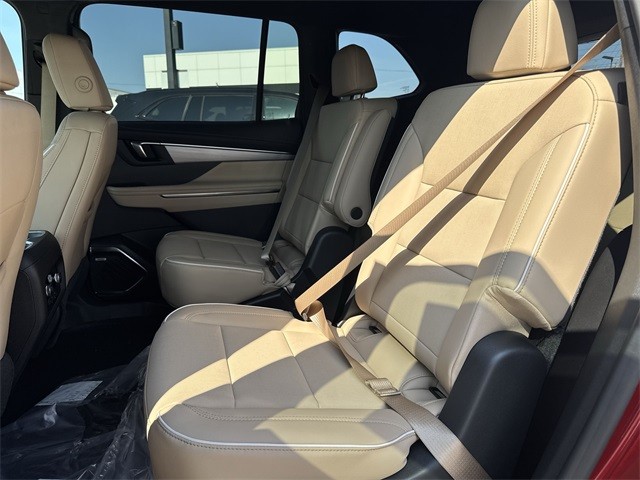 Buick Enclave Vehicle Full-screen Gallery Image 22