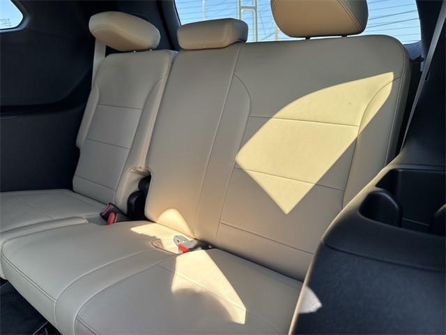 Buick Enclave Vehicle Full-screen Gallery Image 23