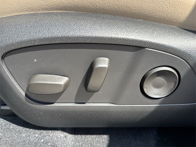 Buick Enclave Vehicle Full-screen Gallery Image 12