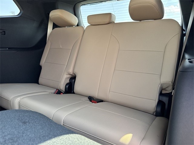 Buick Enclave Vehicle Full-screen Gallery Image 23