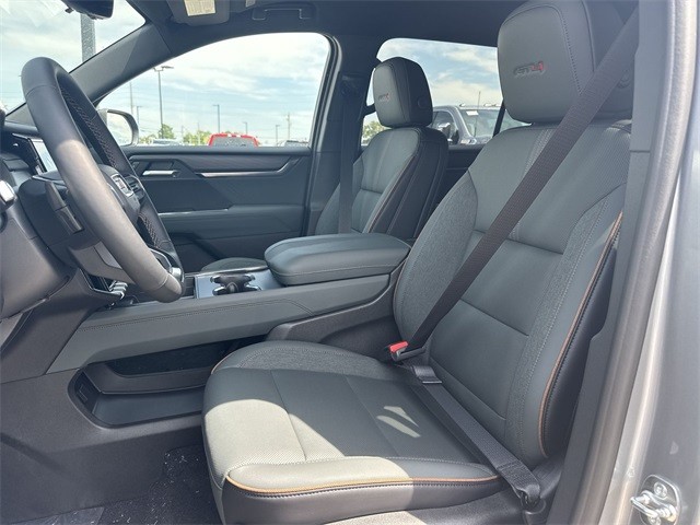 GMC Acadia Vehicle Full-screen Gallery Image 11