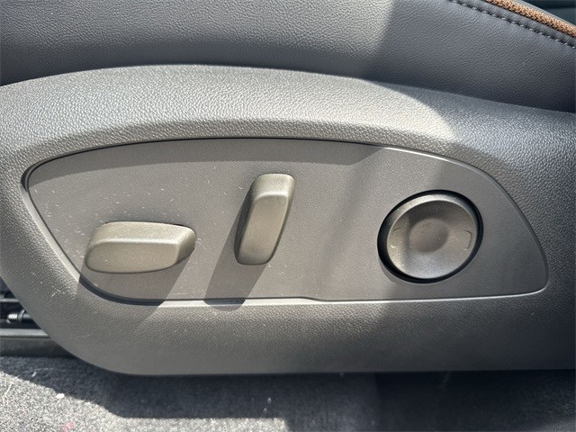 GMC Acadia Vehicle Full-screen Gallery Image 12